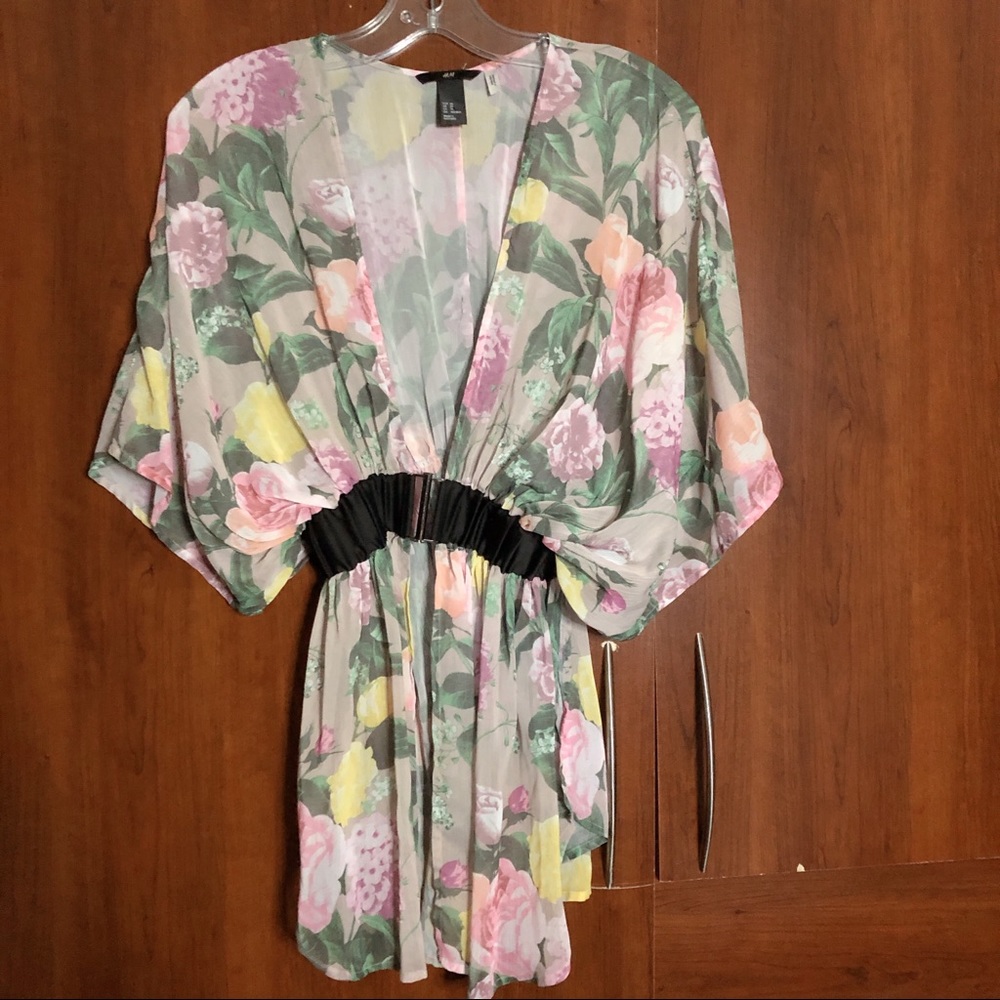 💥SALE‼️ H&M Floral Print Kimono / Top Size XS